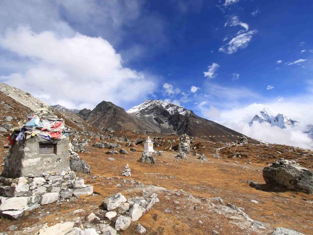 Gedenksteine für am Mt. Everest tödlich Verunglückte am Thokla Pass by Superikonoskop